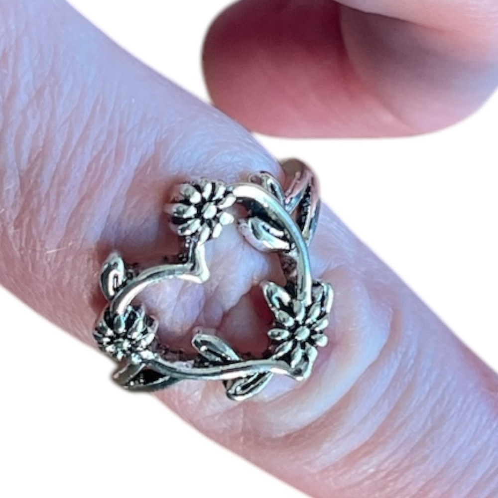 Silver Floral Heart Ring - Picture 3 of 3